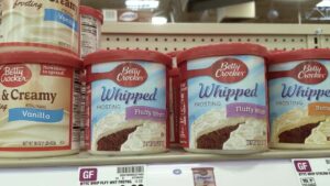 betty crocker fluffy white frosting cans